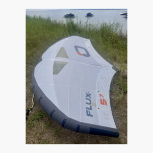 OZONE Flux V1 5,7 m² – używany wing z plecakiem i leashem