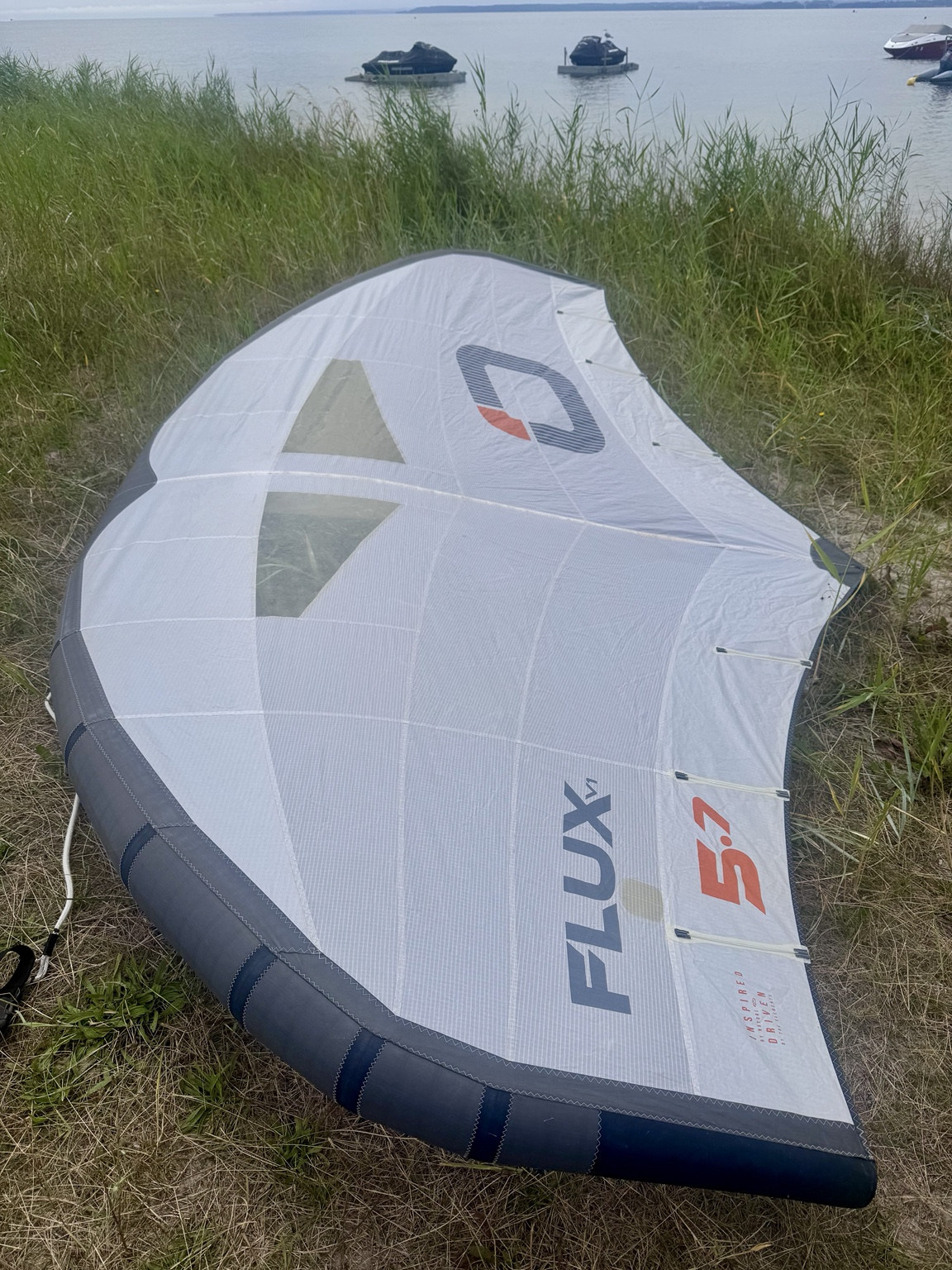OZONE Flux V1 5,7 m² – używany wing z plecakiem i leashem - obrazek 2