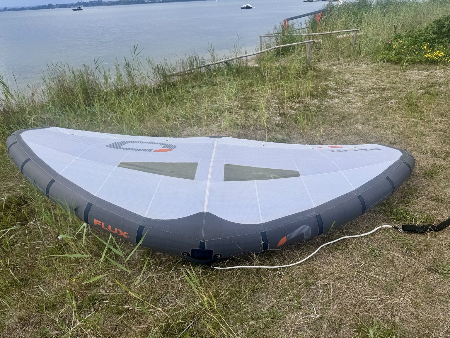 OZONE Flux V1 5,7 m² – używany wing z plecakiem i leashem - obrazek 3
