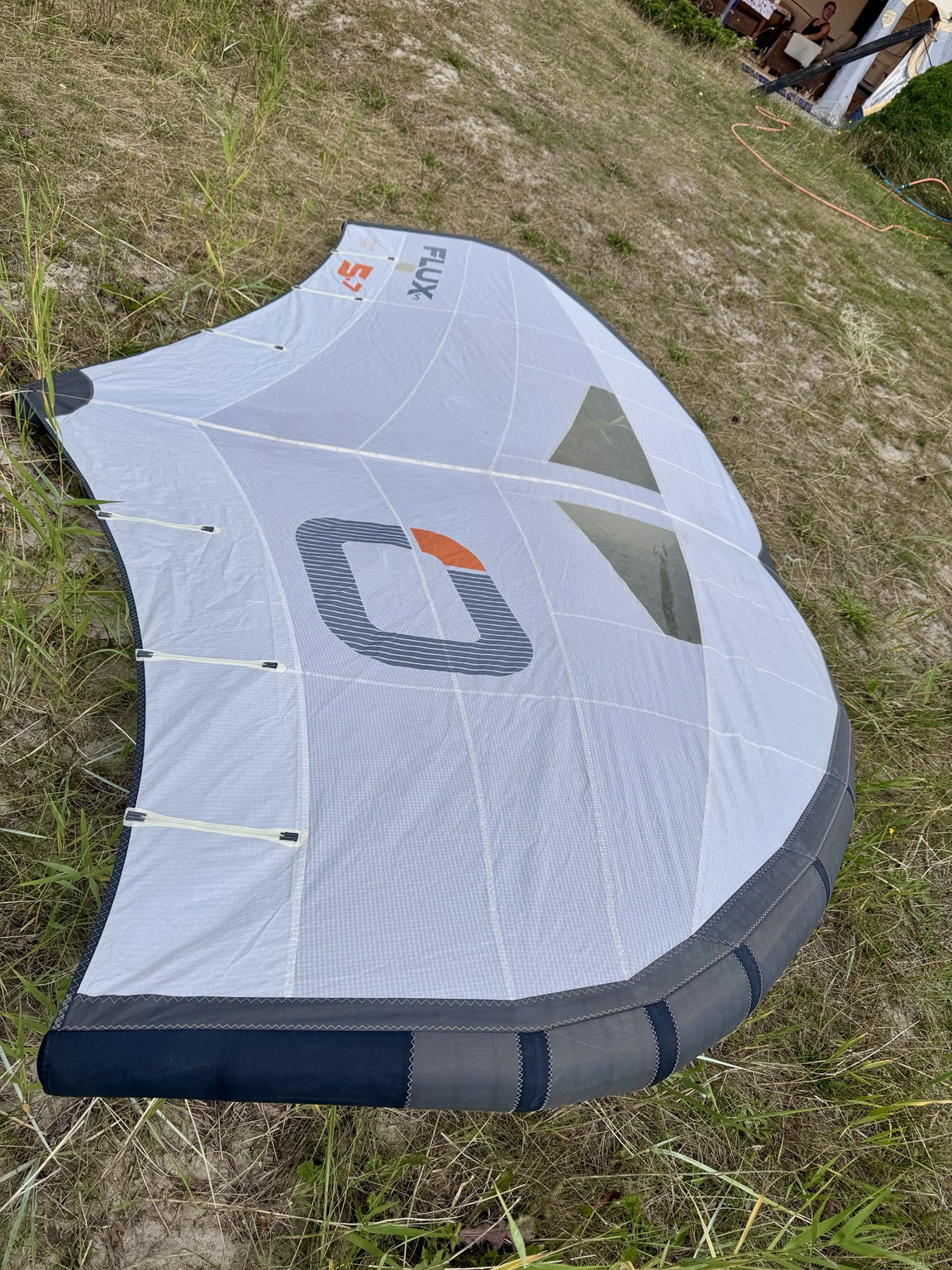 OZONE Flux V1 5,7 m² – używany wing z plecakiem i leashem - obrazek 4