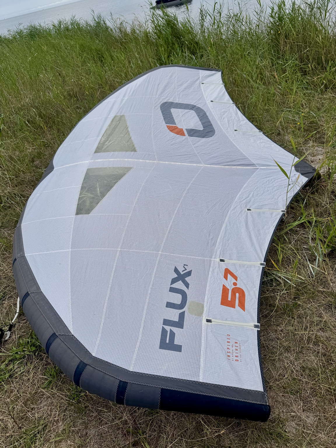 OZONE Flux V1 5,7 m² – używany wing z plecakiem i leashem - obrazek 5
